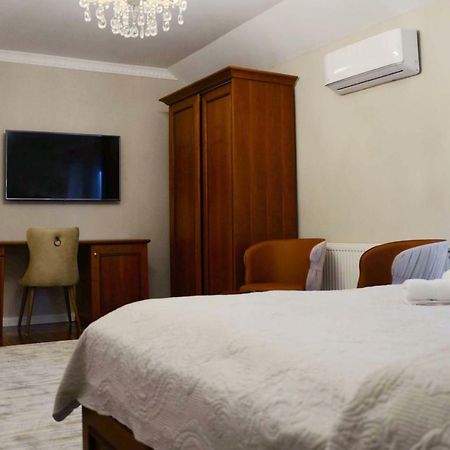 Hotel Begolli Pristina Esterno foto