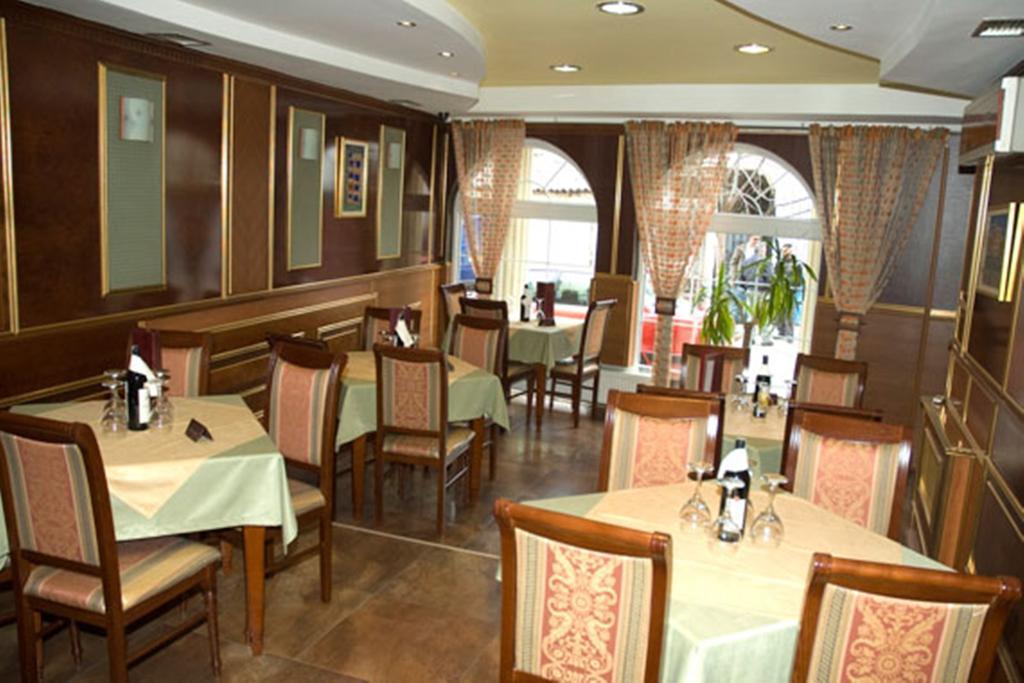 Hotel Begolli Pristina Esterno foto