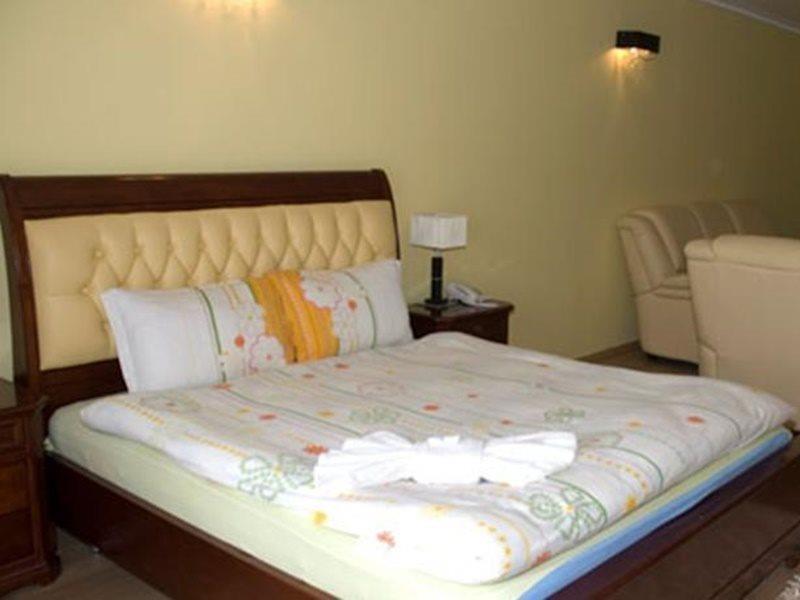 Hotel Begolli Pristina Esterno foto