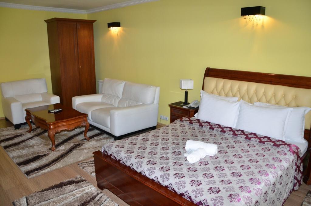 Hotel Begolli Pristina Esterno foto