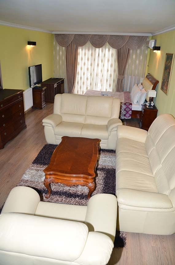Hotel Begolli Pristina Esterno foto